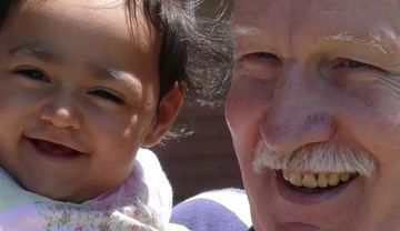 Pater Hugo Scheer in Brasilien mit einem Baby auf dem Arm