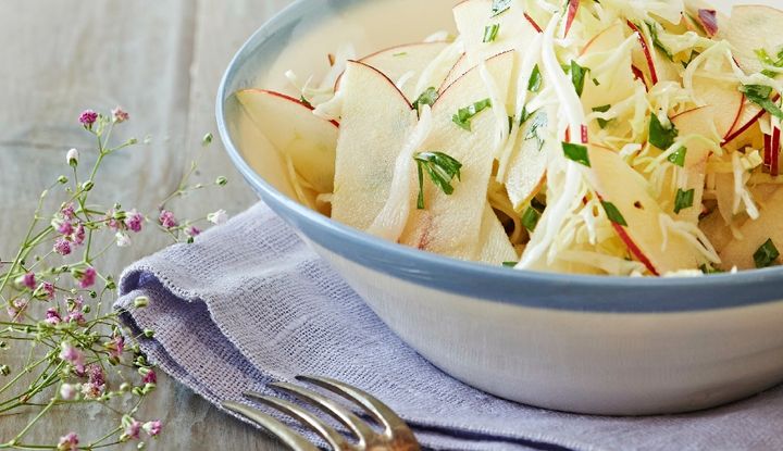 Sch&uuml;ssel mit Salat, Teller und Stoffserviette