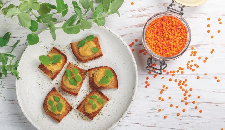 Brot mit Aufstrich und frischen Kr&auml;utern