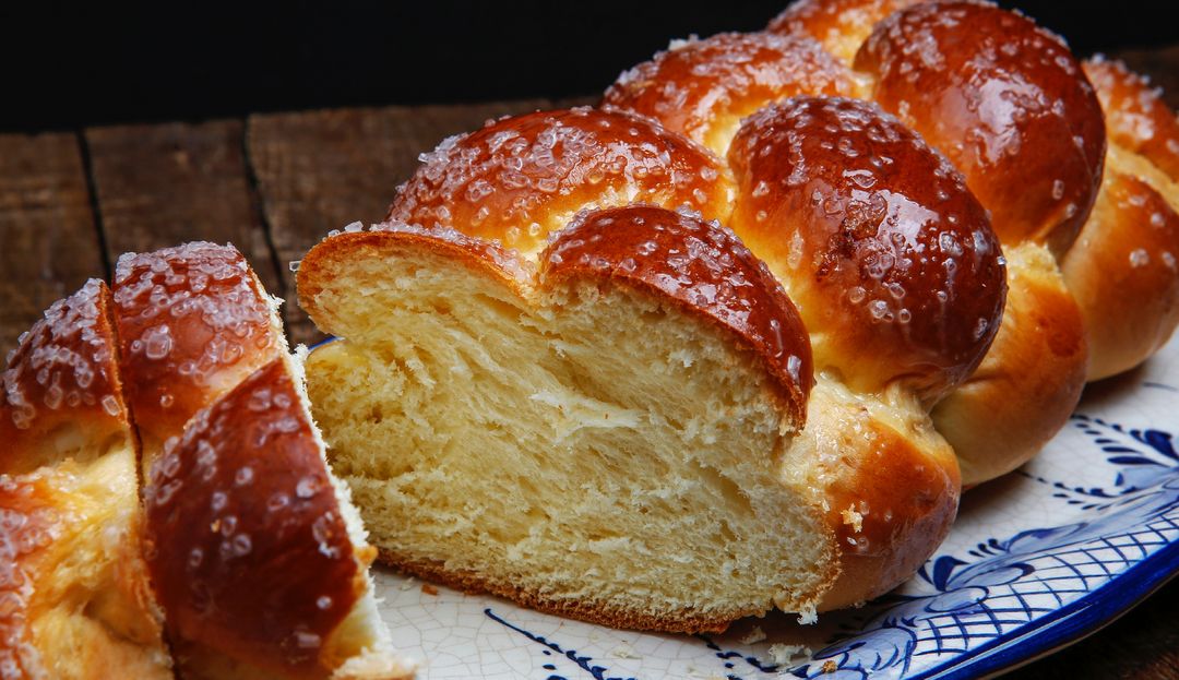Ob Striezel oder Hefezopf - er schmeckt köstlich mit Konfitüre, Butter oder auch pur Frisch gebackener Hefezopf