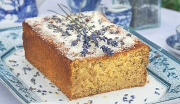 Kuchen mit Lavendelblüten auf einem Tablett