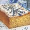Kuchen mit Lavendelblüten auf einem Tablett