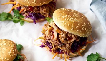 Sesambrötchen gefüllt mit Pulled Pork