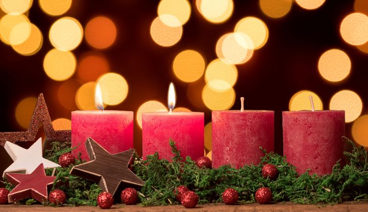 Adventskranz mit zwei brennenden Kerzen