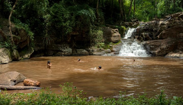 Guaran&iacute;-Kinder spielen im Wasser eines Teichs in Argentinien