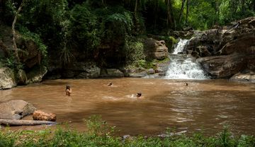 Guaraní-Kinder spielen im Wasser eines Teichs in Argentinien