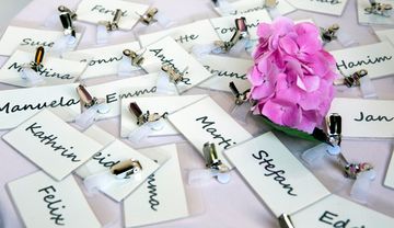 Namensschilder und Blumen