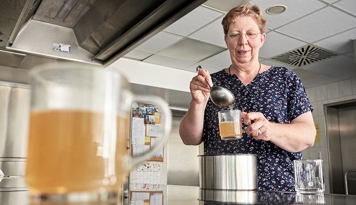 Schwester Bernadette bereitet einen Ingwerausguss zu