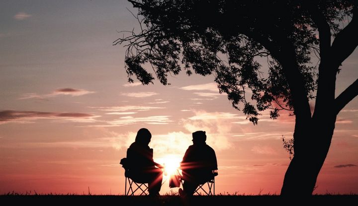 Zwei Menschen im Sonnenuntergang