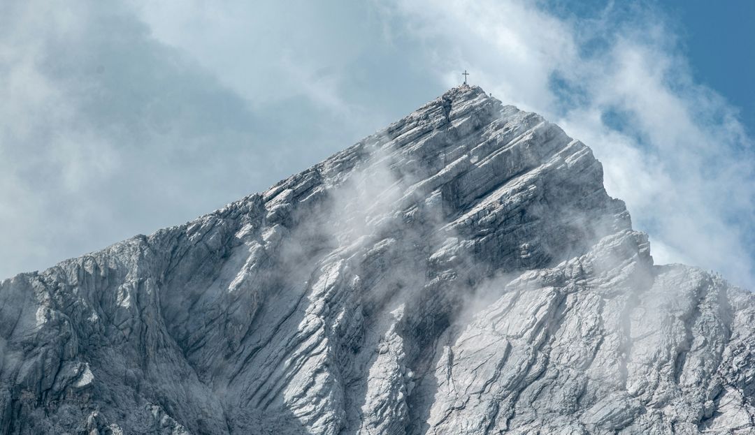 Das Fest ist älter als Weihnachten Ein großes Kreuz auf dem Gipfel eines Berges