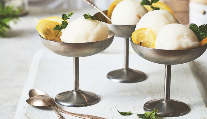 Zitronensorbet im Metalleisbecher