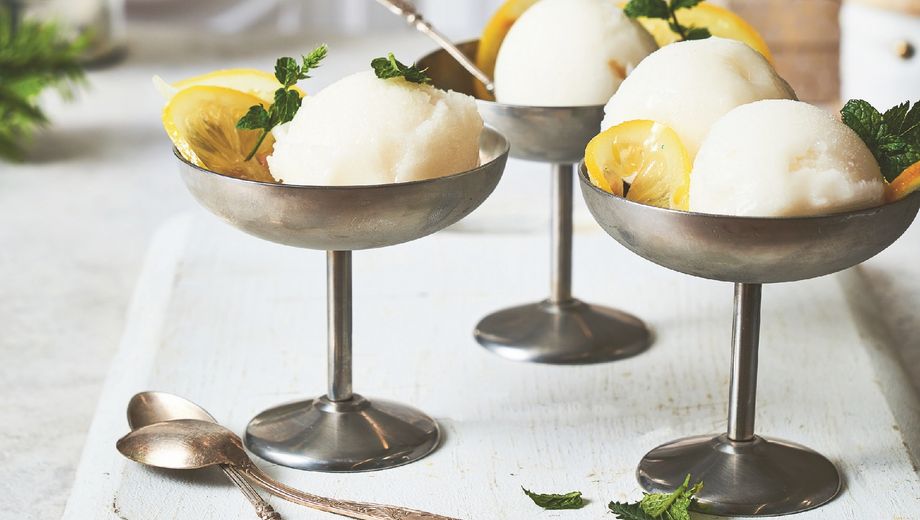 Zitronensorbet im Metalleisbecher