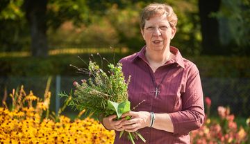 Frau und Heilkräuter