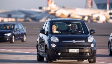 Papst Franziskus in einem Fiat 500
