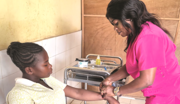 KOngo, Krankhaus, Pflegepersonla bhandelt PATIENTIN