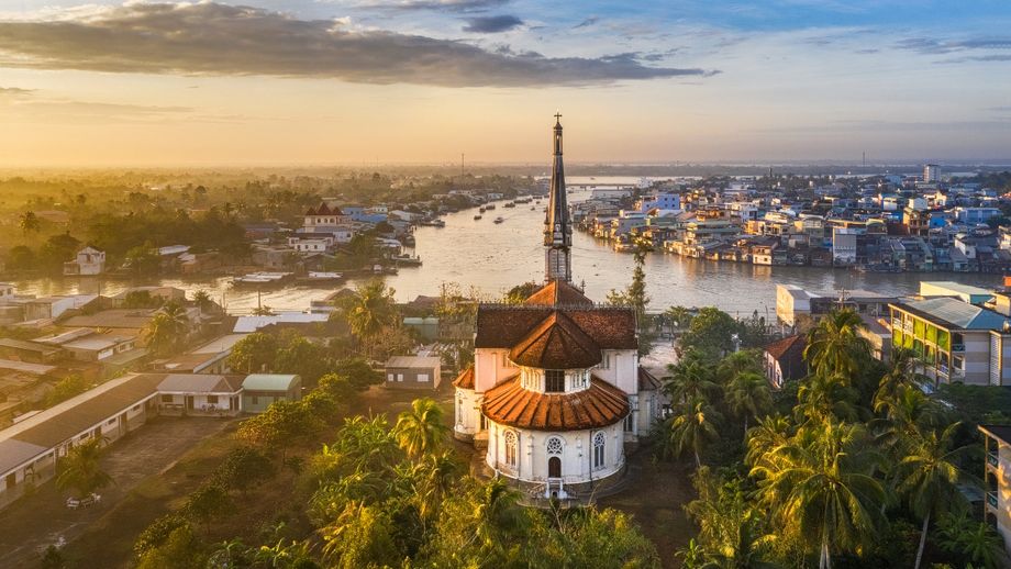 Foto einer Kirche in Vietnam, die an einem Fluss steht