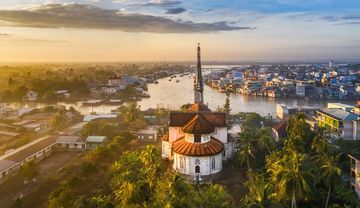 Foto einer Kirche in Vietnam, die an einem Fluss steht