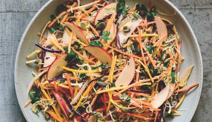 Salat aus M&ouml;hren, &Auml;pfeln, Rotkohl, Rosenkohl und Rettich