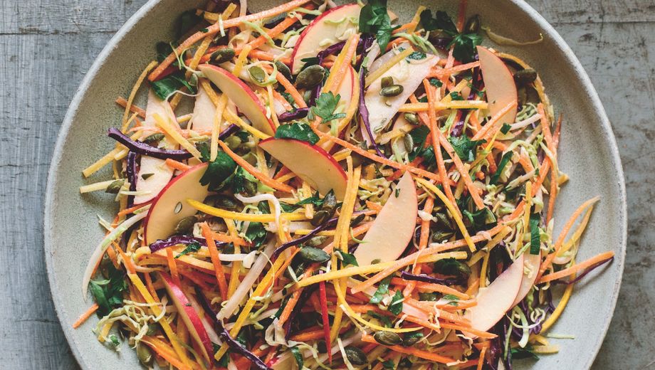 Salat aus Möhren, Äpfeln, Rotkohl, Rosenkohl und Rettich