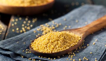 Löffel mit Hirsekörnern