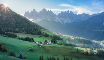 Blick in ein Alpental bei Sonnenaufgang