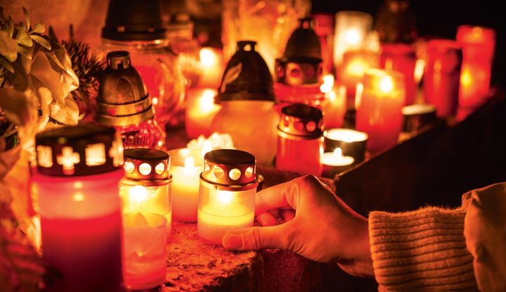 Kerze zu Allerheiligen auf dem Friedhof