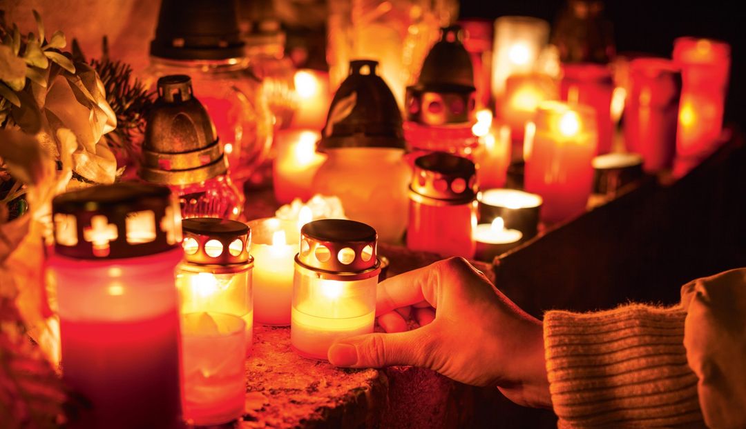 Kerze zu Allerheiligen auf dem Friedhof