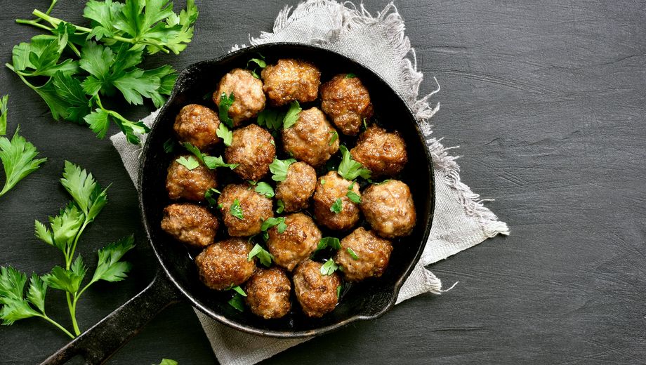 Frikadellen aus Kalbsfleisch in einer Servierpfanne