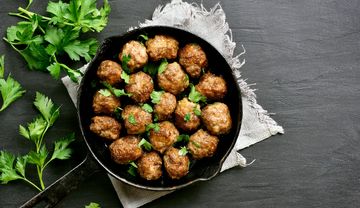 Frikadellen aus Kalbsfleisch in einer Servierpfanne