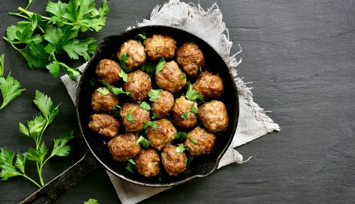 Frikadellen aus Kalbsfleisch in einer Servierpfanne