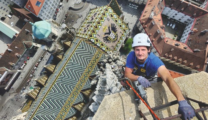 Mann mit Sicherheitsausr&uuml;stung und Helm