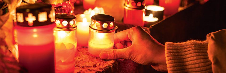 Kerzen zu Allerheiligen auf dem Friedhof Kerzen zu Allerheiligen auf dem Friedhof