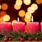 Adventskranz mit vier brennenden Kerzen
