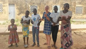 Therese Gaschler inmitten ihrer Schützlinge