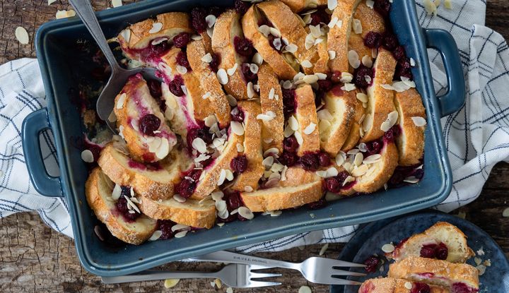 Auflauf aus eingeweichten Br&ouml;tchen, Kirschen und Quark