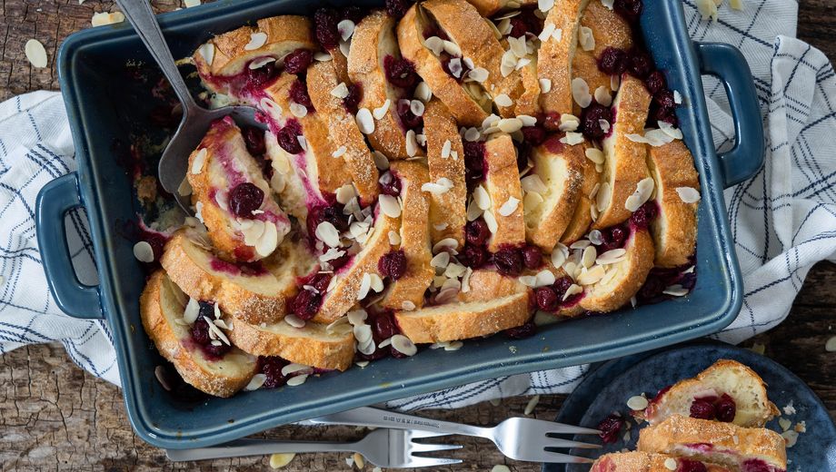 Auflauf aus eingeweichten Brötchen, Kirschen und Quark