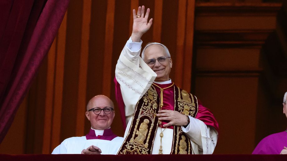 Papst Leo XIV. auf der Benediktionsloggia des Petersdoms