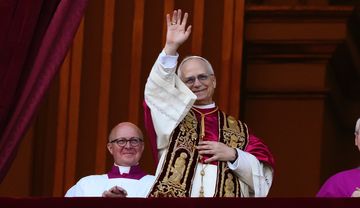 Papst Leo XIV. auf der Benediktionsloggia des Petersdoms