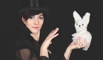 Eine Zauberin mit weißem Kaninchen