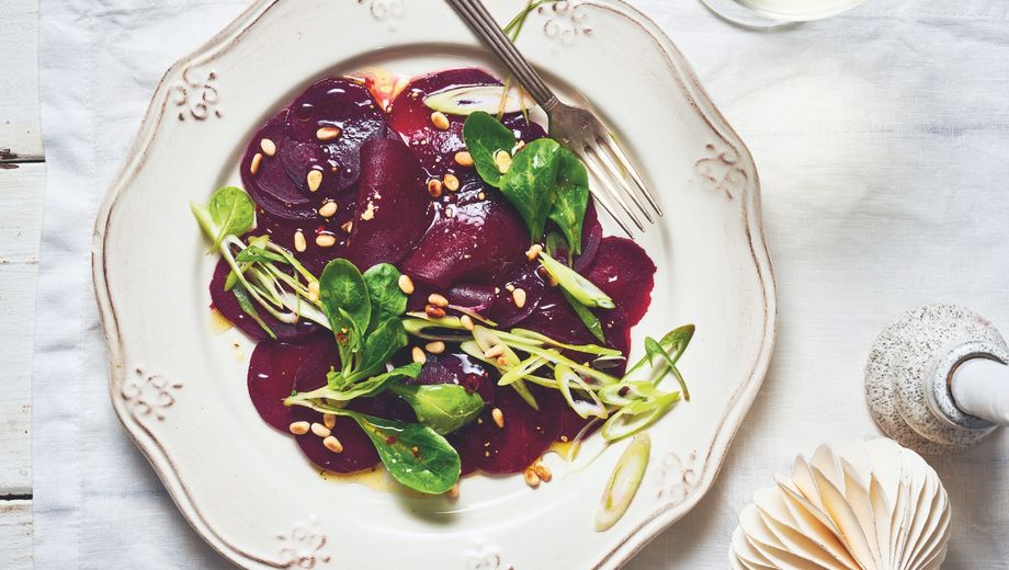 Rote-Bete-Carpaccio mit Feldsalat und Pinienkerne