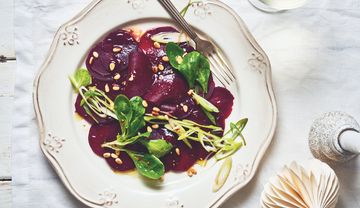Rote-Bete-Carpaccio mit Feldsalat und Pinienkerne