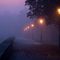 Straßenlaternen beleuchten einen dunklen Weg im Nebel
