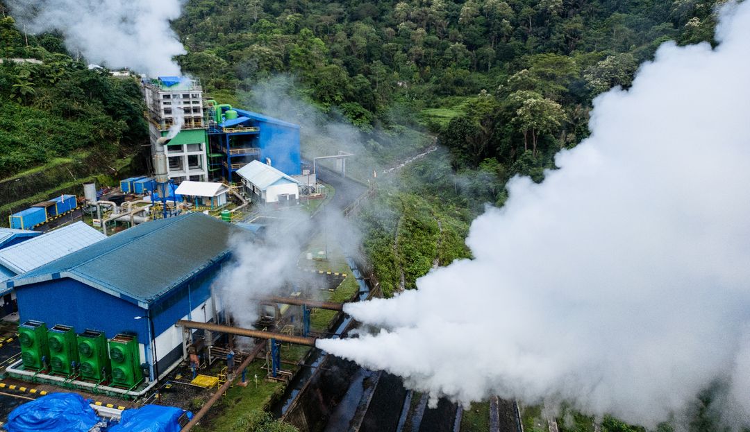Trotz der Bedenken der indigenen Bevölkerung soll das Geothermiekraftwerk ausgebaut werden Das Geothermiekraftwerk in Ulumbu, Indonesien