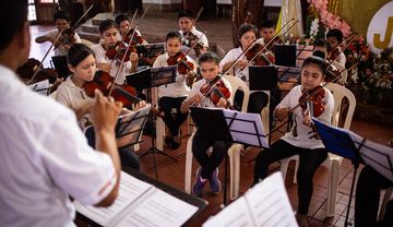 Ein einheimisches Orchester bei der Probe.