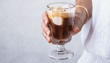 Stielglas mit Eiskaffee