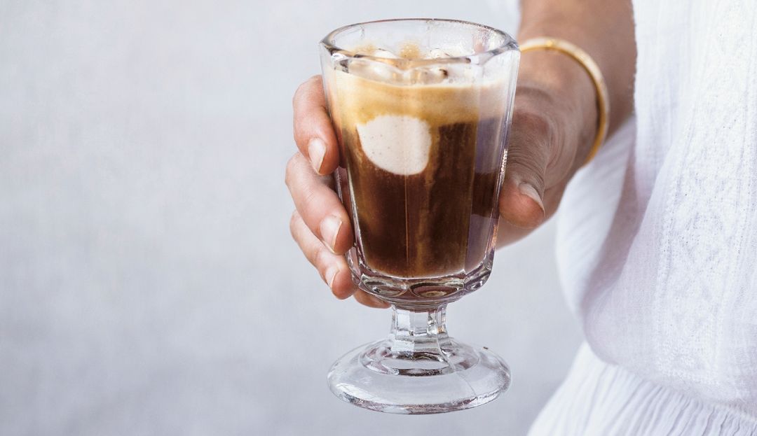 Stielglas mit Eiskaffee