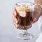 Stielglas mit Eiskaffee