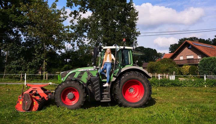 Johanna Brosthaus auf einem Traktor am elterlichen Hof