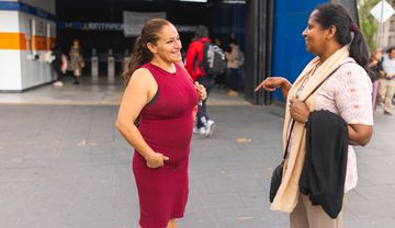 Zwei Frauen im Gespräch