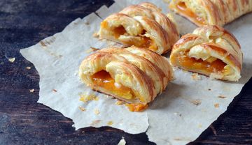 Stück Marikkenstruderl auf einem dunklen Holztisch